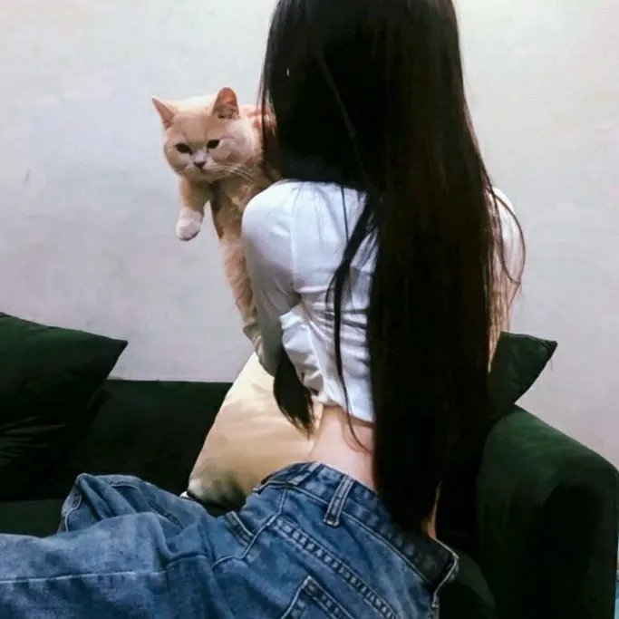 龙纹身的女孩